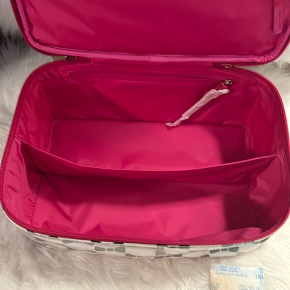 KATE SPADE TOILETRY/COSMETIC TRAVELER BAG (TUXEDO HEDDY PRINT) - Picture 12 of 15